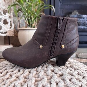 Life Stride Women's SZ 7.5 Brown Ankle Boots Active Arch Side Zip Closure